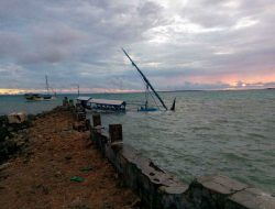 Dihantam Ombak, Perahu Taksi Di Gili Raja Tenggelam