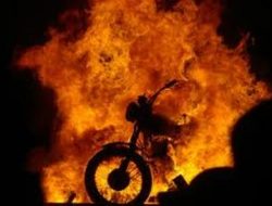 Dua Sepeda Motor Milik Penambang Pasir Liar, Dibakar Warga