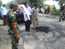 Koramil 0827/06 Saronggi Bersama Anngota Forpimka, Gotong- Royong Tambal Jalan Provinsi Yang Rusak