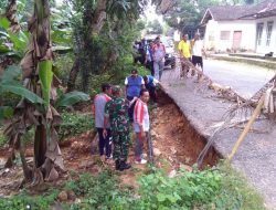 Babinsa Koramil 0827/16 Gapura, FORPIMKA Bersama Warga, Perbaiki jalan Nasional