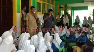 Siswa Demo Guru Olahraga SMPN 1 Tlanakan