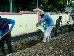 Babinsa Koramil 0827/21 Ra’as Membantu Warga Membuat Drainase