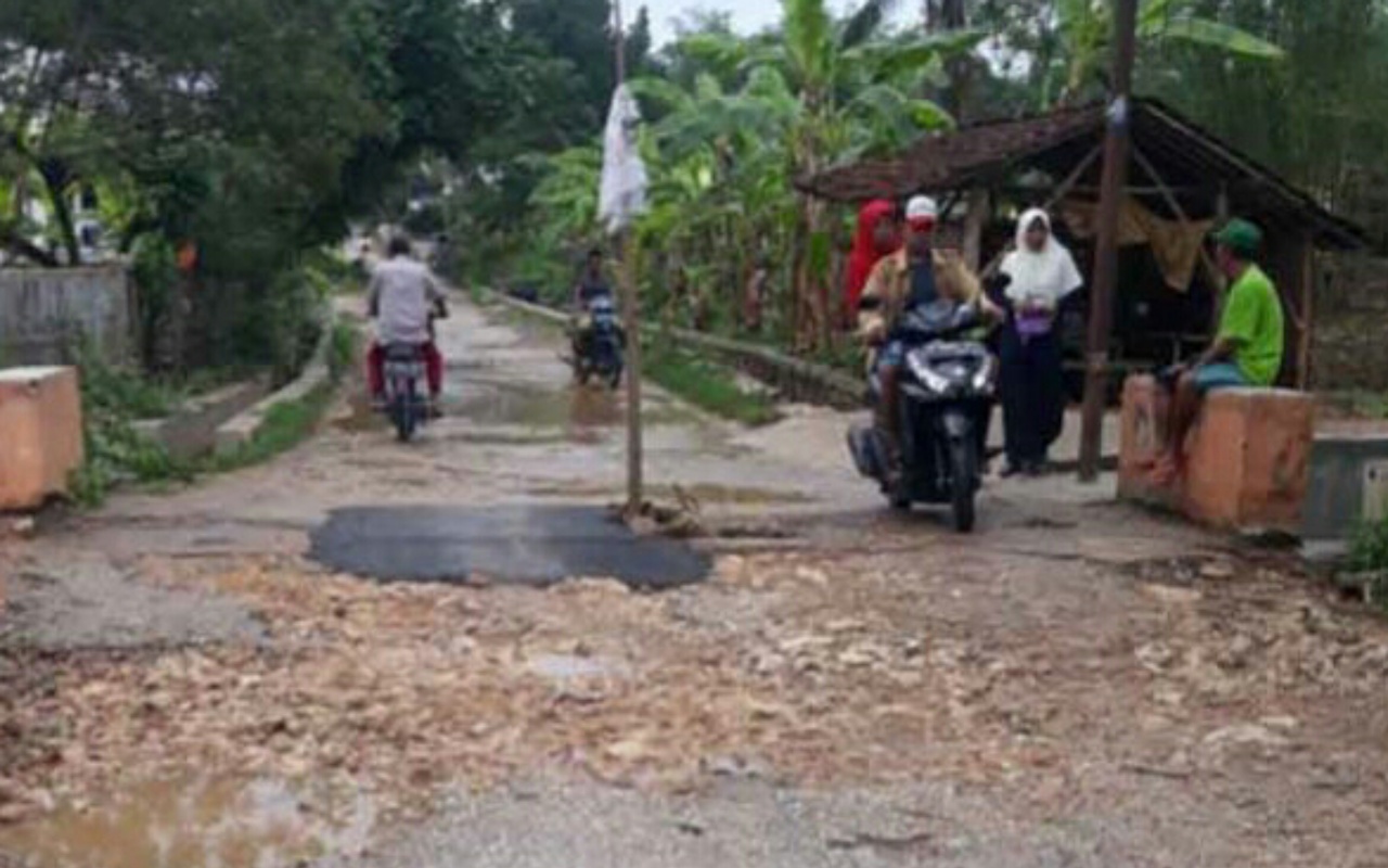 Jalan Penghubung Kecamatan Lenteng Rubaru Rusak Parah 1224