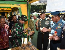 Danrem BJ dan Ketua Persit KCK Koorcabrem 084 Sampang Bagikan Sembako Kepada Warga Miskin