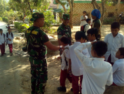 Ditengah Bekerja, Anggota Satgas TMMD Sampang Canda Dalam Kerumunan Anak SD