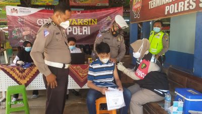 Anak Usia 15 Tahun Sadar Kesehatan Ikut Vaksinasi di Polres Sumenep