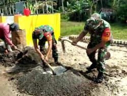 Bantu Kesulitan Rakyat, Babinsa Manding Ikut Bangun Rumah Warga