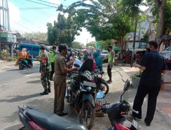 Babinsa Koramil Bluto Lakukan Ops Yustisi, Himbau Vaksinasi Lanjutan di Jalan Raya