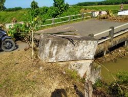 Jembatan Penghubung Tiga Desa di Lenteng Ambrol, Pemkab Disoal Warga