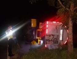 Kecelakaan Tunggal Truk Ringsek Terguling di Jalan Nasional Nambakor