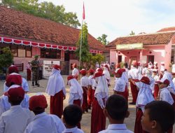 Babinsa Koramil 02 Kalianget Menjadi Irup Upacara Di SDN Padike lll