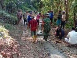 Mudahkan Akses Desa, Babinsa Gotong Royong Bangun Jalan