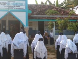 Beri Wawasan Cinta Tanah Air, Babinsa Ini Jadi Pembina Upacara di Sekolah