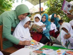 Persit KCK Ranting 2 Koramil 0827/01 Kota Dampingi Pelayanan Perpustakaan Keliling di Kampung Pancasila