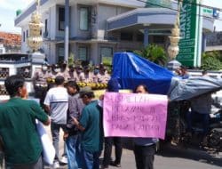 Diduga Korupsi Dana Jaspel Dana Kapitasi, BPRS Bhakti Sumekar di Demo