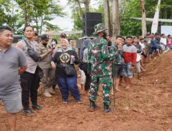 Amankan Kejuaraan Gras Track Motocross, Personel Makodim 0827/Sumenep Lakukan Pengaturan Penonton