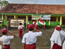 Cetak Generasi  Kuat dan Tangguh, Sertu Rachmad F Pimpin Upacara Bendera Di SDN Kalianget timur VII