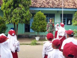 Jadi Irup Upacara Bendera di SDN II Sapeken, Babinsa Gugah Wasbang