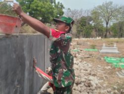 TNI dan Masyarakat Gotong Royong Buat Pagar TPU di Giligenting