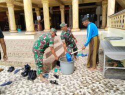 Bulan Bhakti TNI Polri Bersih-Bersih Masjid di Ganding