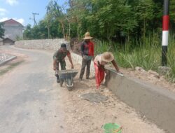 TNI Bantu Pembangunan Dinding Pembatas di Palongan Bluto
