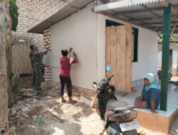 Pembangunan RTLH Milik Sunaini, Serda Azis Bantu Pasang Kalsiboard