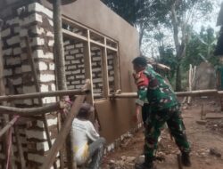 Turun Lapangan, Babinsa Bantu Karbak Rumah Warga Binaan