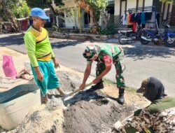 Bantu Plester Jalan Rumah Warga, Babinsa Laksanakan Penuh Semangat