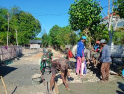 Babinsa dan Warga di Giligenting Gotong Royong Kerjakan Jalan Rabat