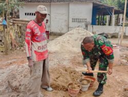 Gotong Royong, Babinsa Bantu Bangun Rumah Warga