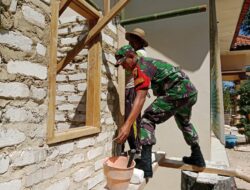 Gotong Royong Bangun Rumah Warganya, Babinsa Laksanakan Dengan Penuh Semangat