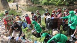 Peringatan HUT TNI ke 79, Kodim 0827/Sumenep Gotong Royong Bersihkan Sungai