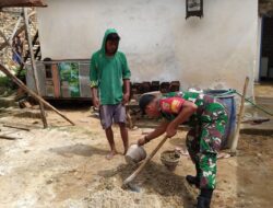 Babinsa Bantu Renovasi Rumah Warga Binaan di Pasongsongan