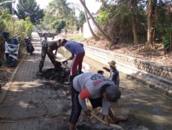 Babinsa Bersama Warga Karya Bakti Perbaiki Kirmir Sungai di Parsanga