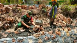 Babinsa Koramil 20/Sapudi Bersama Warga Melaksanakan Gotong Royong Pembuatan Tangkis Laut