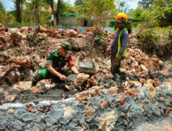 Babinsa Koramil 20/Sapudi Bersama Warga Melaksanakan Gotong Royong Pembuatan Tangkis Laut