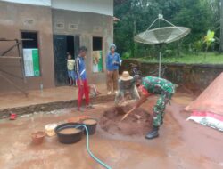 Babinsa Bantu Renovasi Rumah Warga Binaan di Manding