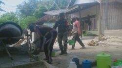 Babinsa Lakukan Aksi Sosial, Bantu Warga Bangun Rumah di Raas