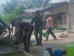 Babinsa Lakukan Aksi Sosial, Bantu Warga Bangun Rumah di Raas