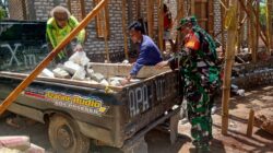 Manunggal Bersama Rakyat, Babinsa Bantu Bangun Rumah di Sapudi