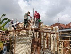 Babinsa Gotong Royong Bangun Rumah Milik Warga Binaan di Saronggi