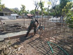 Permudah Akses, Babinsa Bantu Bangun Jalan Rabat Beton di Giligenting