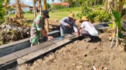 Babinsa Bersama Warga Gotong Royong Bangun Saluran Irigasi