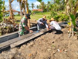 Babinsa Bersama Warga Gotong Royong Bangun Saluran Irigasi