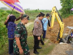 Tinjau Lokasi Tanggul Jebol di Patean, Dandim Bersama Forkopimda Sumenep Berikan Bantuan Sembako