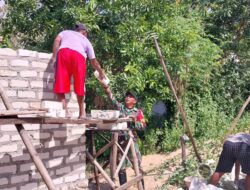 Manunggal Dengan Rakyat, Babinsa Bantu Bangun Rumah