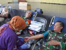 Peduli Sesama, Puluhan Anggota Kodim 0827/Sumenep Ikut Donor Darah di STKIP PGRI