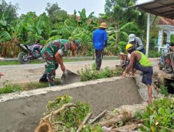 Babinsa Bantu Bangun Got Pembatas Jalan di Raas