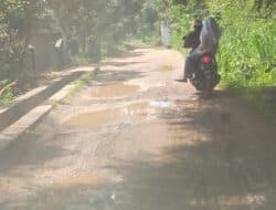 Warga Keluhkan Akses Jalan Penghubung Desa Jabaan – Gunung Kembar Rusak Parah