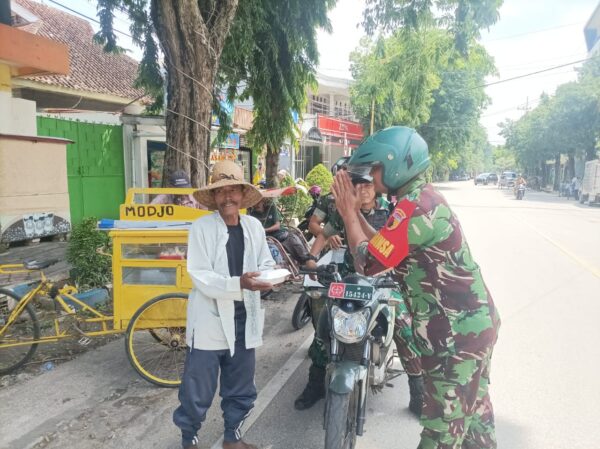 Aksi Sosial, Babinsa Koramil 0827/01 Kota Bagikan Ratusan Nasi Kotak Gratis ke Masyarakat